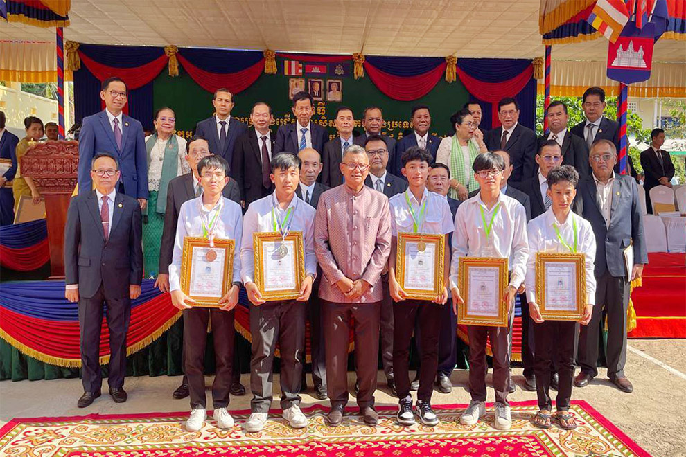លោក ហង់ជួន ណារ៉ុន រដ្ឋមន្ដ្រីក្រសួងអប់រំ យុវជន និងកីឡា ប្រគល់ពានរង្វាន់ជ័យលាភីទាំង ៣០នាក់ ជាសិស្សពូកែទូទាំងប្រទេស ផ្នែកអក្សរសិល្ប៍ខ្មែរ គណិតវិទ្យា និងរូបវិទ្យា សម្រាប់ថ្នាក់ទី ៩ និងថ្នាក់ទី ១២ កាលពីថ្ងៃ៣០ ខែមេសា។ រូបថត សហការី