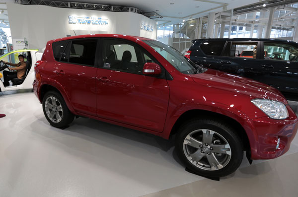 រថយន្តរបស់ក្រុមហ៊ុន Toyota តាំងក្នុងបន្ទប់បង្ហាញនៅក្រុងតូក្យូ