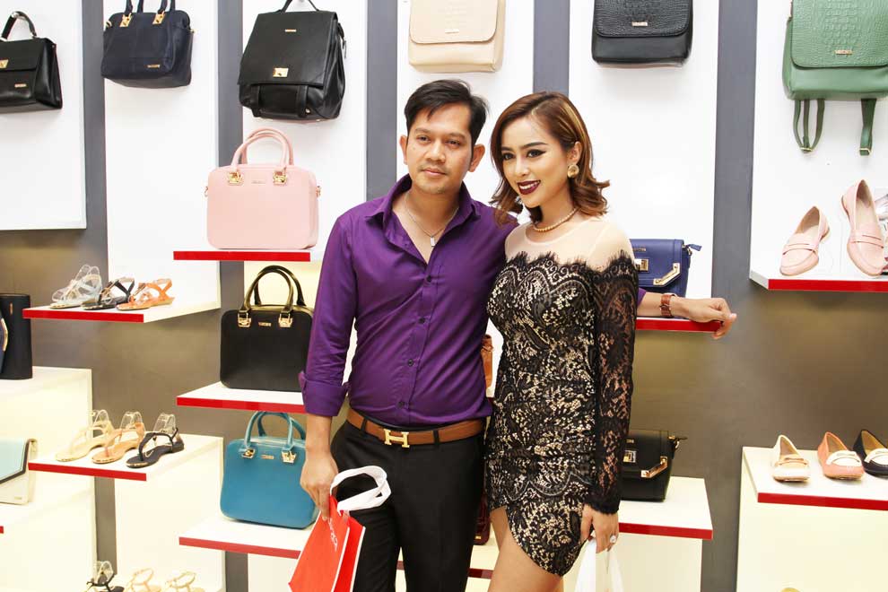 លោក យ៉ែម សំអូន និងអ្នកនាង យ៉ាន លីនដា បណ្ដើរគ្នាចូលរួមកម្មវិធីគ្រានៅផ្អែមល្ហែម។