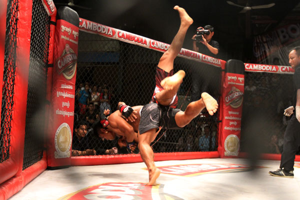 កីឡាករកម្ពុជាកំពុងកាច់ចំបាប់គ្នានៅក្នុងការប្រកួតវាយក្នុងទ្រុង MMA