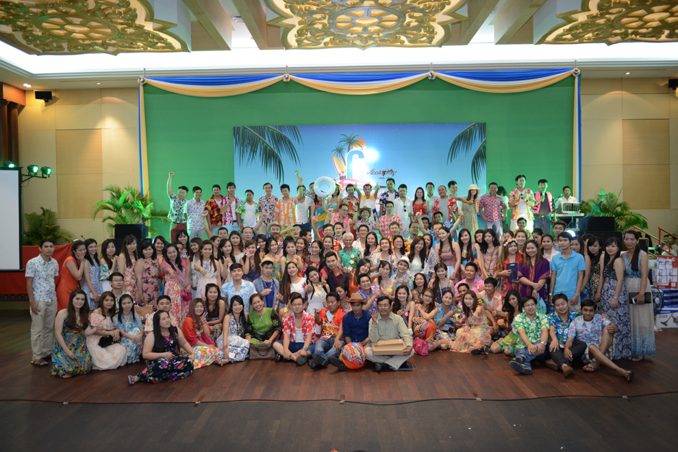 ថ្នាក់​ដឹក​នាំ និង​បុគ្គលិក របស់​ធនាគារ អ អេច ប៊ី ឥណ្ឌូឆៃណា នៅ​ឯ​ពិធី​ជប់​លៀង​មួយ​បន្ទាប់​ពី​ពិធី​សម្ពោធ​បើក​សាខា ទី១០ របស់​ខ្លួន​នៅ ខណ្ឌ​ទួលគោក កាល​ពី​ថ្ងៃ ទី២១ ខែ​វិច្ឆិកា ឆ្នាំ​២០១៤ កន្លង​មក​ថ្មីៗ​នេះ។