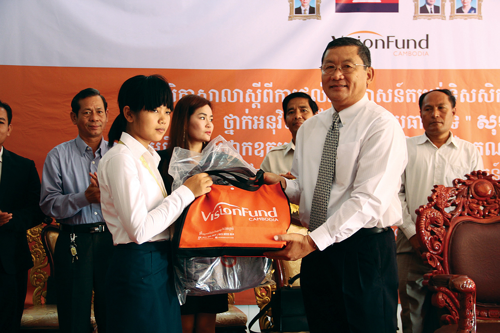 ឯកឧត្តម សុផល ផ្តល់រង្វាន់ វីសិនហ្វាន់ លើកទឹកចិត្តដល់សិស្សពូកែម្ចាស់ពានរង្វាន់មេដាយមាស ផ្នែកអក្សរសាស្រ្តខ្មែរថ្នាក់ ទី៩ ឆ្នាំ២០១៤ នាង ផន សុដាវណ្ណ។