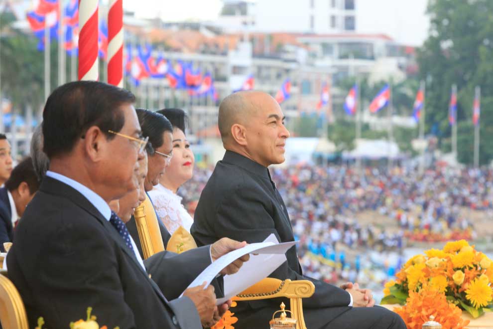 ព្រះមហាក្សត្រ នរោត្តម សីហមុនី និងមន្ត្រីជាន់ខ្ពស់នៅលើវេទិកានៅខាងមុខព្រះបរមរាជវាំងកាលពីម្សិលមិញ។