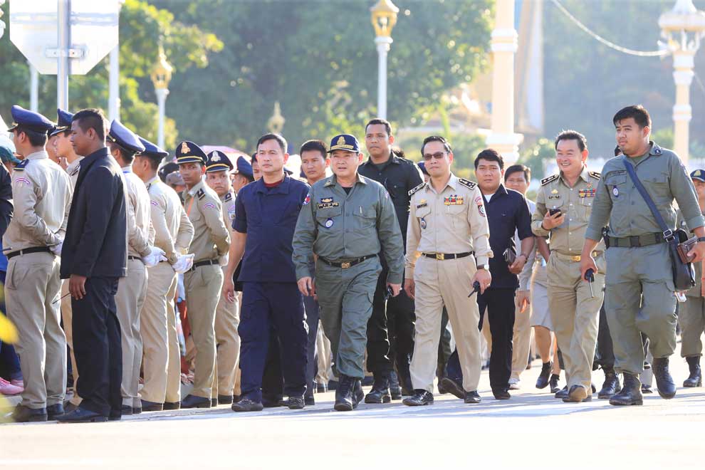 មន្ត្រីនគរបាល និងកងកម្លាំងសមត្ថកិច្ចនៅក្បែរព្រះបរមរាជវាំងពីម្សិលមិញ។