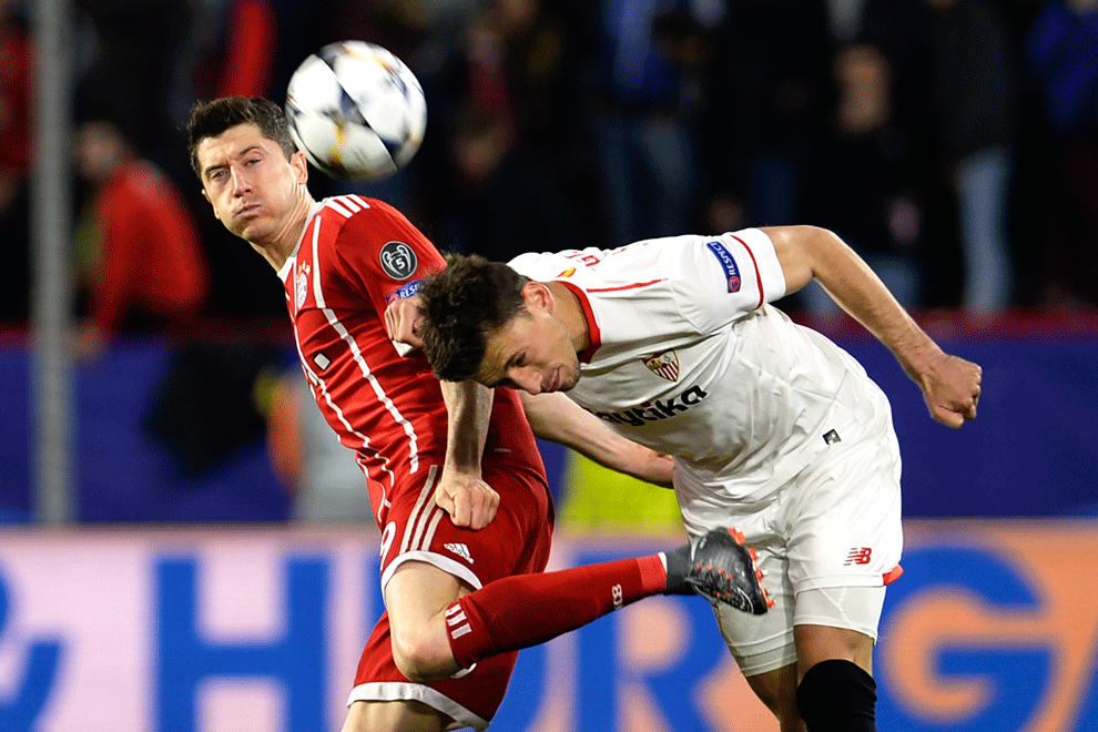 ខ្សែ​ប្រយុទ្ធ Robert Lewandowski (ឆ្វេង) របស់ក្រុម Bayern ដណ្តើម​បាល់​ជាមួយ​នឹងខ្សែ​ការ​ពារ​ស​ញ្ជាតិ​បារាង Clement Lenglet របស់ Sevilla​។ AFP