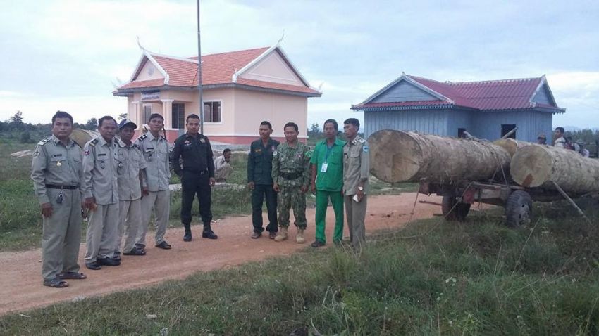 អាជ្ញាធររឹបអូសឈើជិត ៨ ម៉ែត្រគូបក្នុងការបង្ក្រាបបីផ្សេងគ្នា អាជ្ញាធររឹបអូសឈើជិត ៨ ម៉ែត្រគូបក្នុងការបង្ក្រាបបីផ្សេងគ្នា