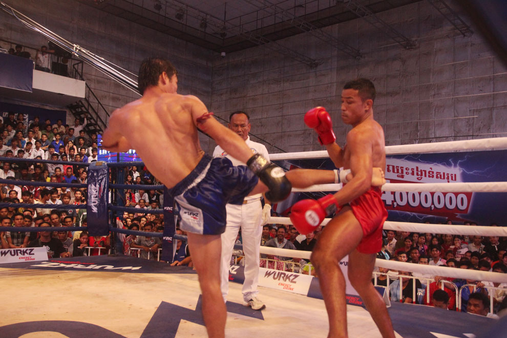 ទេស ជីវ៉ា បានប្រឹេងទប់ការទាត់របស់អ្នកប្រដាល់ថៃ Pha Yaklek មុនពេលរូបគេត្រូវបានប្រកាសឲ្យចាញ់ពិន្ទុថៃម្នាក់នេះ ទាំងមិនចិត្ត។