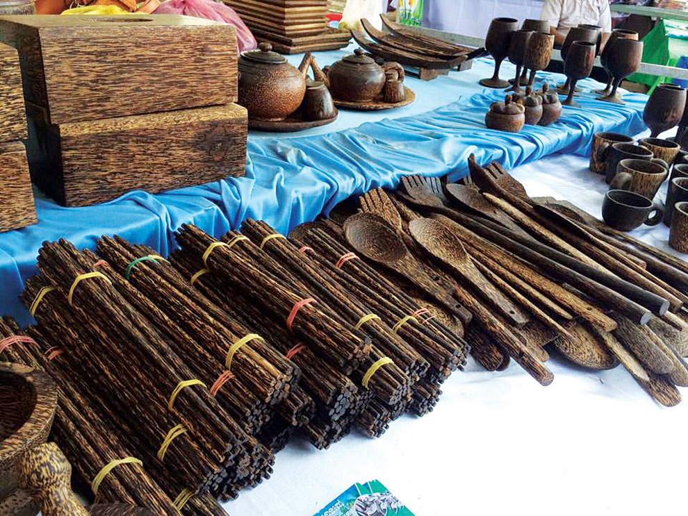 ចង្កឹះ វែកបាយ សម ប៉ានិ និងពែងតែដែលផលិតពីដើមត្នោតពេលតាំងពិព័រណ៍ ។