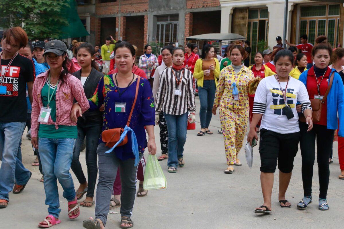 ក្រសួង​ជំរុញ​ម្ចាស់​រោង​ចក្រ ស​ហ​គ្រាស បើក​ប្រាក់​ឈ្នួល​ឲ្យ​កម្មករ​មុន​ថ្ងៃ​២៧​ កក្កដា