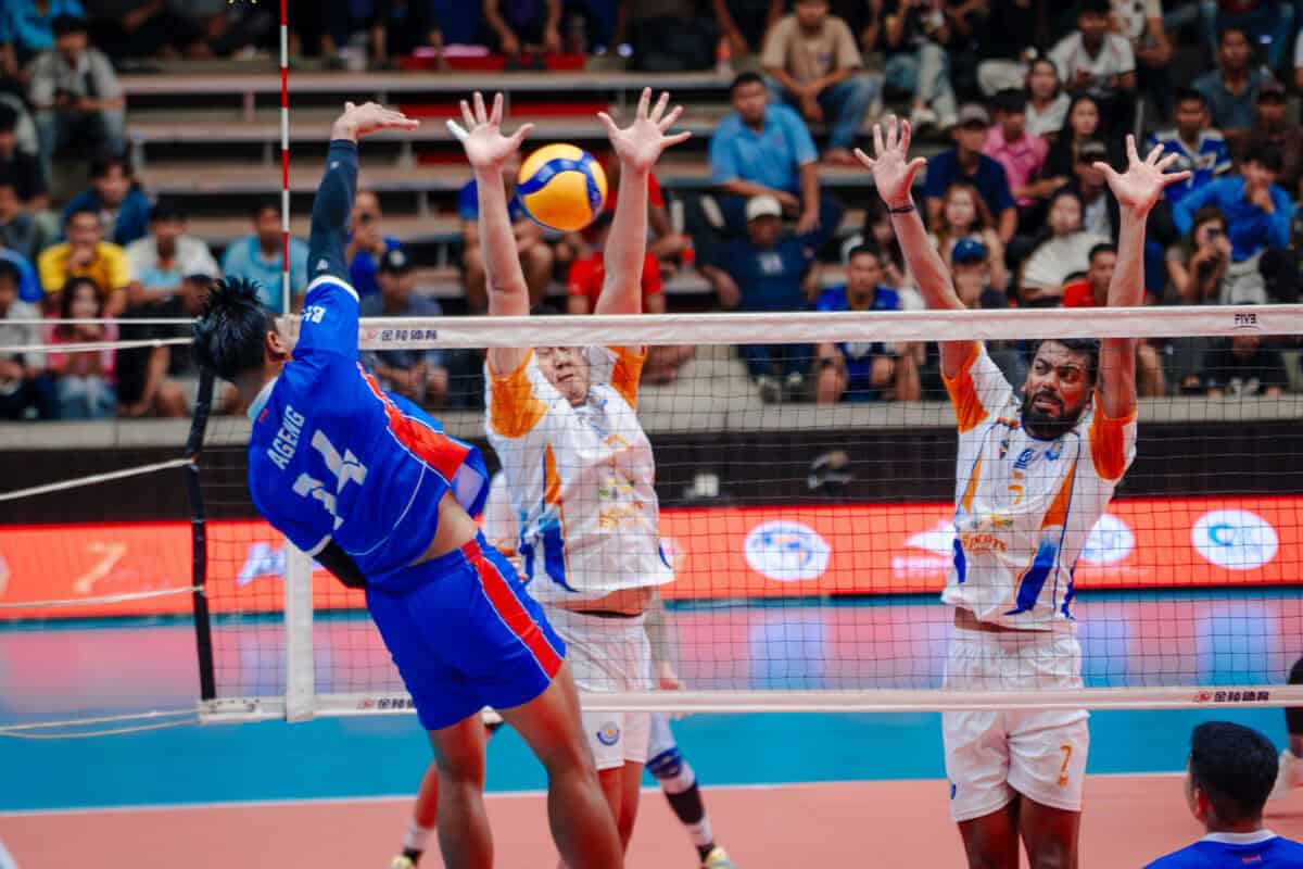 កីឡាករ​របស់​ក្រុមស្នងការដ្ឋាននគរបាល​ខេត្តស្វាយរៀង បានព្យាយាម​លោតបាំង ការគប់​របស់កីឡាករ​ក្រុមបញ្ជាការ​ដ្ឋានអង្គរក្ស សម្រាប់ការ​ប្រកួតបញ្ចប់ជុំទី​១ កាលពី​ថ្ងៃទី ២ ខែមិថុនា ឆ្នាំ ២០២៦។ រូប​ថត សហព័ន្ធ