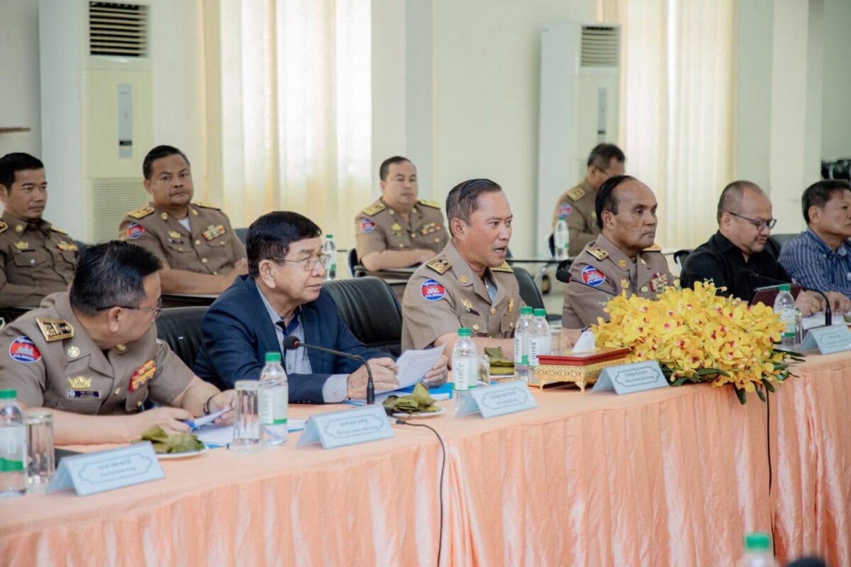 លោក វ៉ី សំណាង ពេល​ថ្លែង​ប្រាប់​គណៈកម្មាធិការទី៣ របស់រដ្ឋសភា ដែលបានចុះមកសិក្សាស្វែងយល់ពីវឌ្ឍនៈភាពការងារ និងបញ្ហា​ប្រឈម​របស់​រដ្ឋបាលខេត្តតាកែវ កាល​ព្រឹកថ្ងៃទី២៣ ខែមិថុនានេះ។ រូប​ថត វ៉ី សំណាង