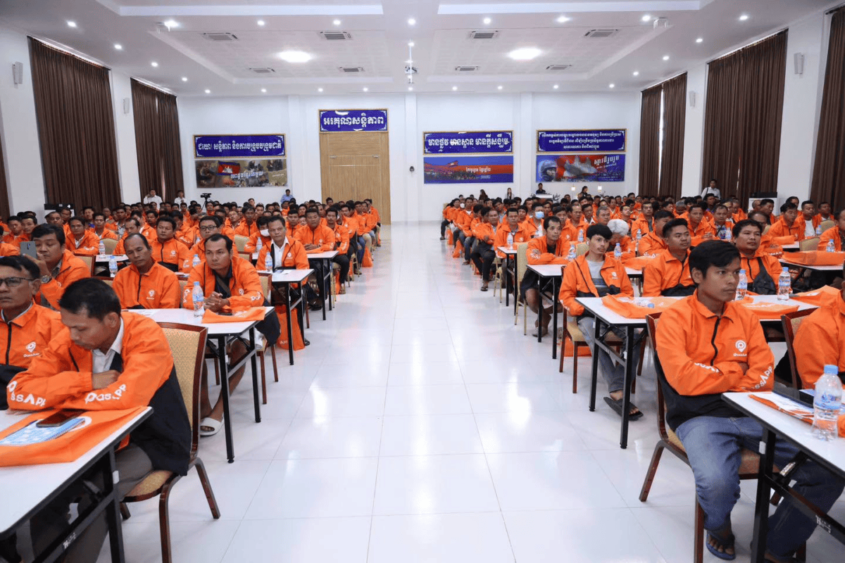 ក្រសួងសាធារណការ និងក្រុមហ៊ុនឯកជនបើក «យុទ្ធនាការបណ្តុះបណ្តាល និងប្រឡងយកបណ្ណបើកបរយានយន្ត» ដល់អ្នកបើកបរម៉ូតូកង់បី ដើម្បីចូលរួមលើកកម្ពស់សុវត្ថិភាពចរាចរណ៍ និងជំរុញការយកចិត្តទុកដាក់ចំពោះសុវត្តិភាពអ្នកធ្វើដំណើរ។ រូបថត ក្រសួងសាធារណការ
